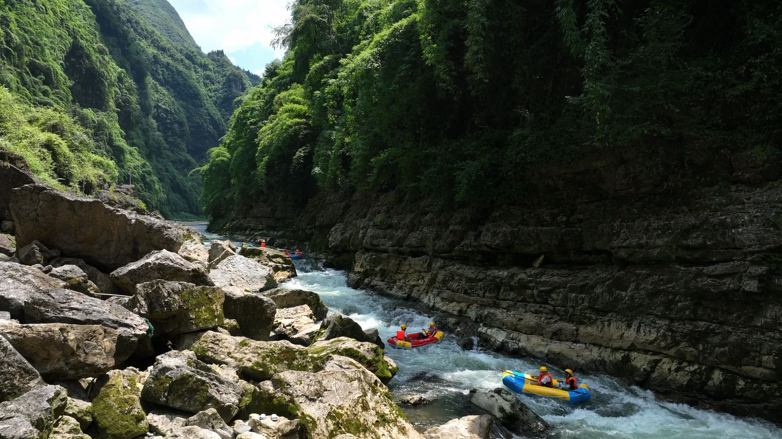 阿依河景区峡谷漂流实景