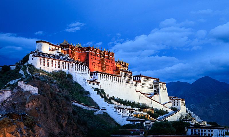 拉萨市布达拉宫景区布达拉宫夜景实景