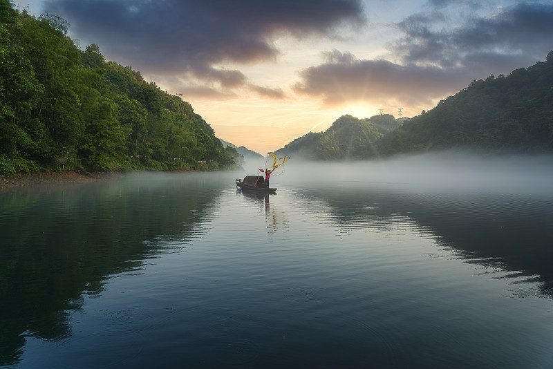 郴州市东江湖旅游区雾漫小东江实景