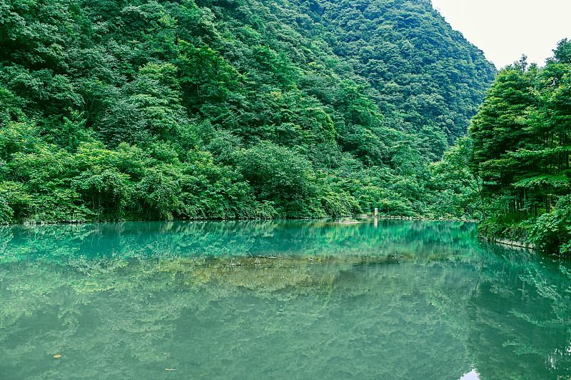 万盛黑山谷-龙鳞石海风景区碧绿峡谷实景