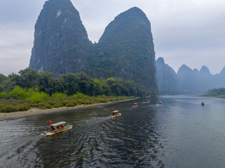 桂林市漓江风景区兴坪竹筏实景