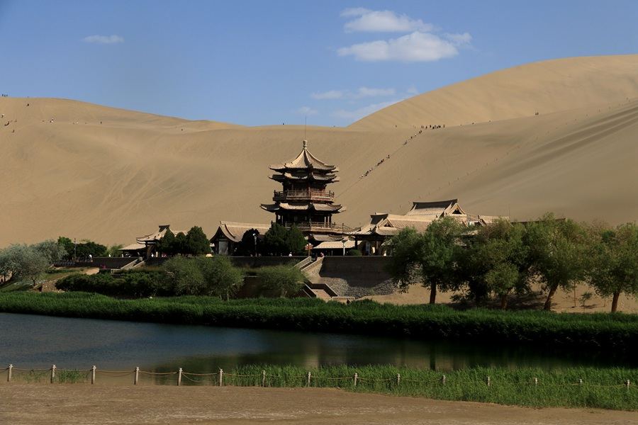 酒泉市鸣沙山月牙泉景区月牙泉实景