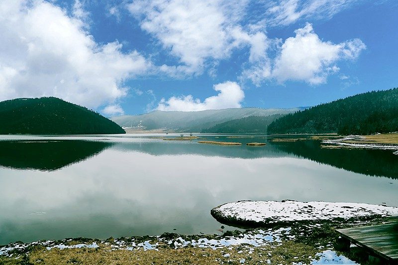 迪庆州普达措国家公园属都湖实景