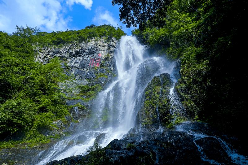 赣州市三百山景区东江第一瀑实景