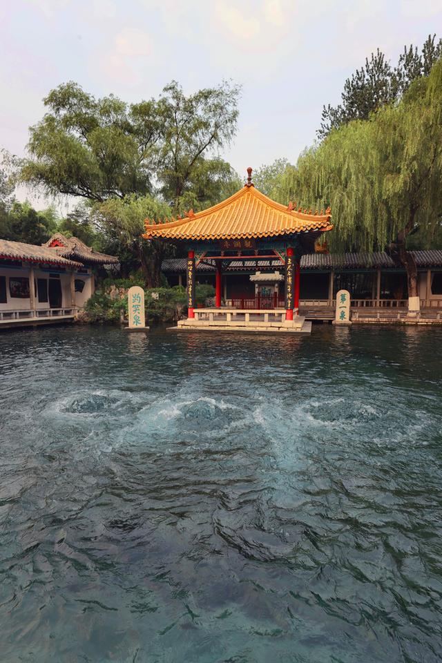 济南市天下第一泉景区趵突腾空实景