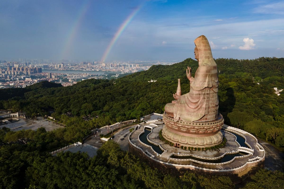 佛山市南海区西樵山景区南海观音实景