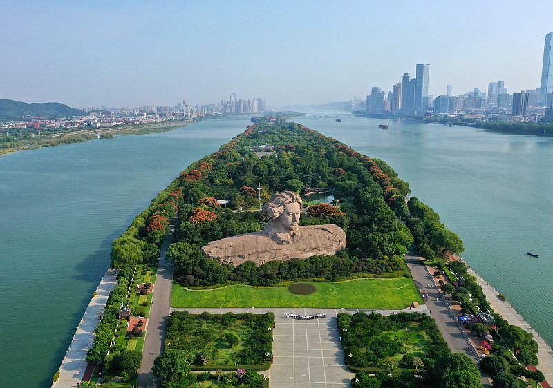 长沙市岳麓山-橘子洲旅游区毛泽东青年雕像实景