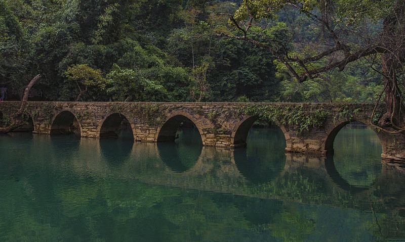 黔南布依族苗族自治州荔波县樟江景区小七孔古桥实景