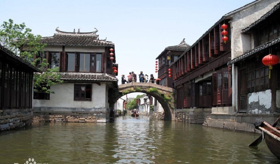 苏州市周庄古镇景区富安桥水巷实景